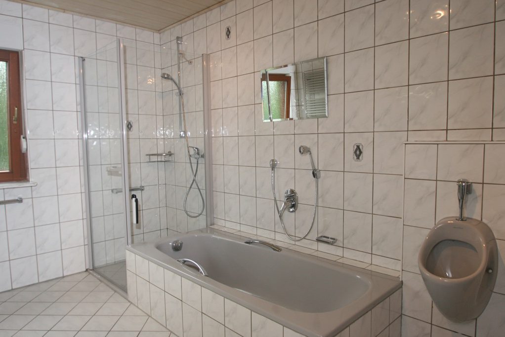 badkamer met bad en douche vakantiehuis Meisburg