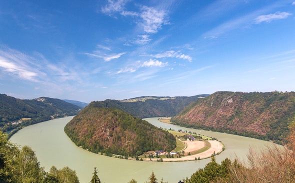 Uitzicht op slingerende Donau