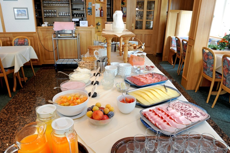 Ontbijtbuffet hotel Moselstrand