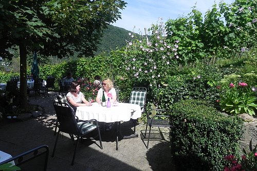Tuin en terras Serwazi in Mesenich